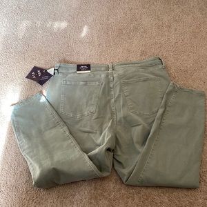 NWT 22W high rise skinny ankle stretch pants - light green